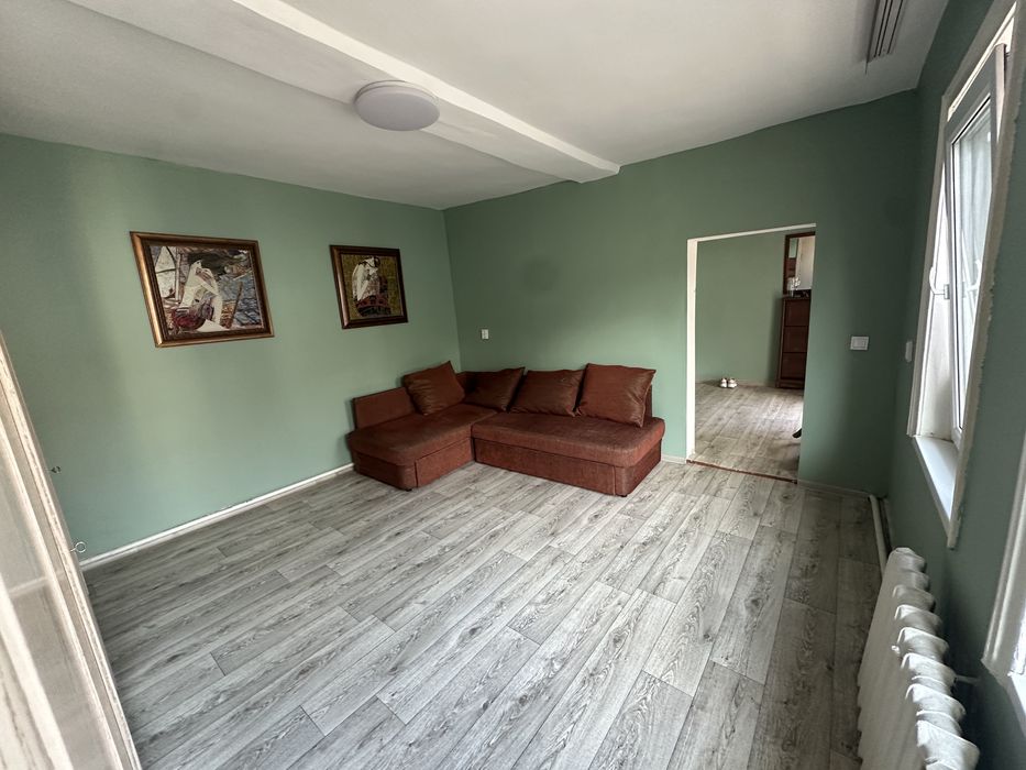 Часть дома со двором