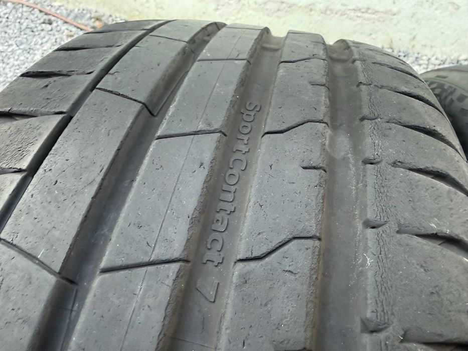 2бр 235/40/19 на 6мм с 23дот Континентал