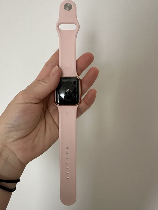 Продам Apple watch SE 40 мм состояние новых