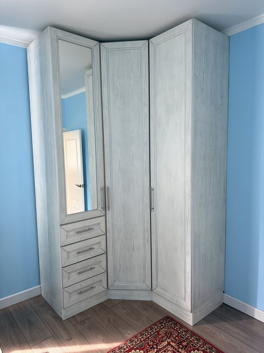 Срочно продам угловой шкаф