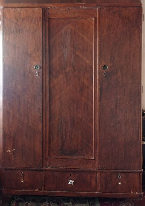 Продается гардероб. Кадимги жовон холати яхши сотилади