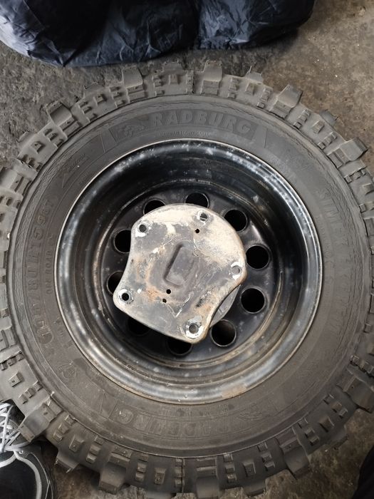 Vând janta tabla cu cauciuc Suzuki Jimny+ suport de prindere