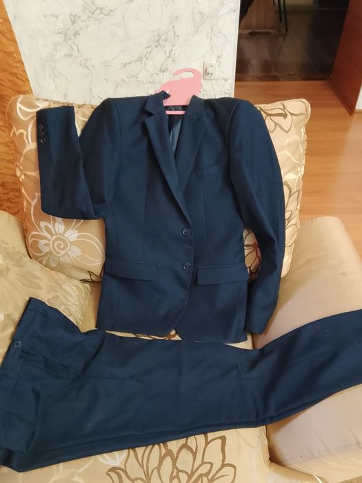 Продам два классических костюма!