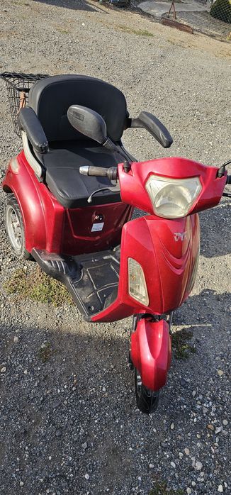 Vand triciclu rosu