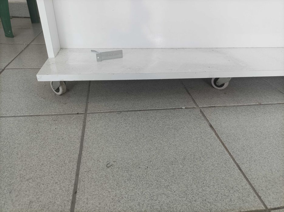 Мебели бял лак за магазин