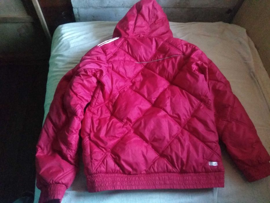 Geaca Adidas ORIGINALA rosie foarte calduroasa.