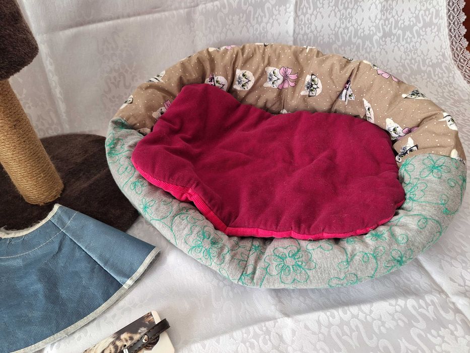 Set accesorii ieftine pentru pisici, casuta pliabila, culcus moale cu saltea, ansamblu de joaca, 	zgardă rosie /neagra din piele ecologică cu clopotei
