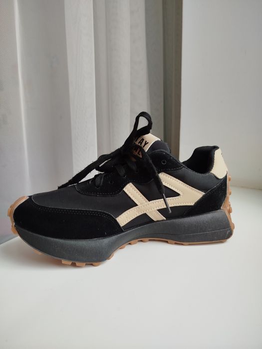 Женские кроссовки