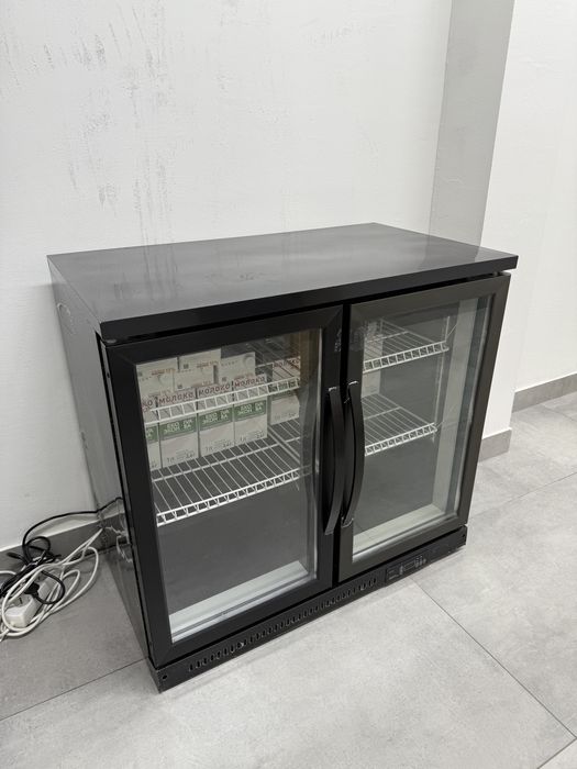 Продается двухдверная холодильная витрина