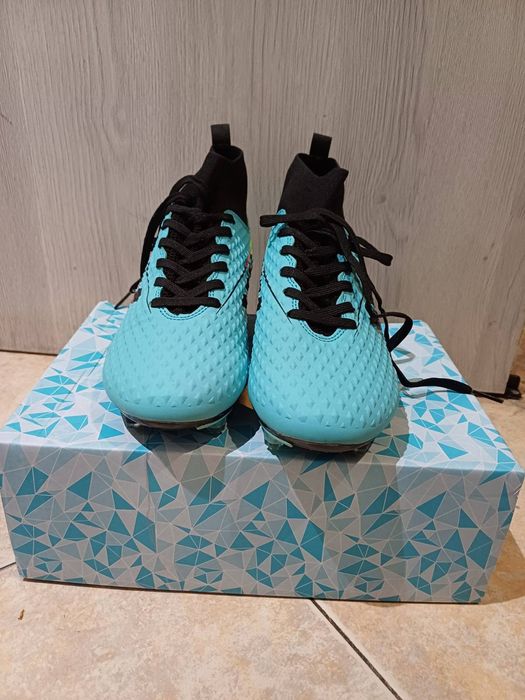 Чисто нови футболни обувки с бутони/калеври/