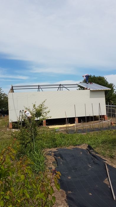 Vând case de locuit pe structură metalică învelită cu panouri sandwich