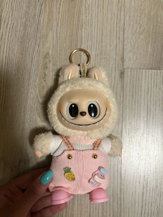 Лабубу със събличащи се дрехи