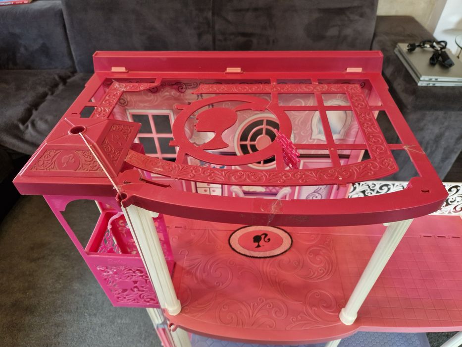 Casa Barbie mare cu 11 papusi si accesorii