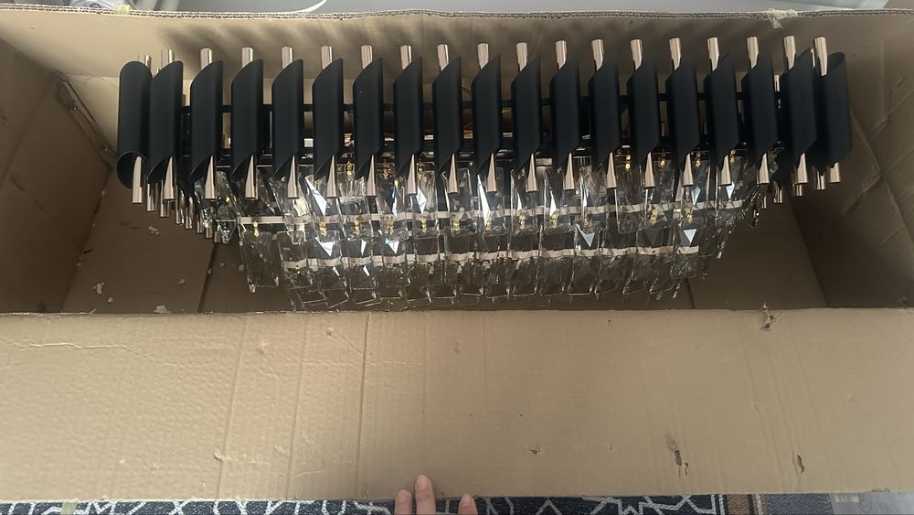 Новая люстра срочно продам