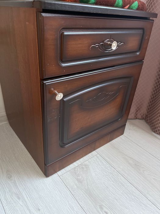 Продам распашной шкаф для одежды в спальню
