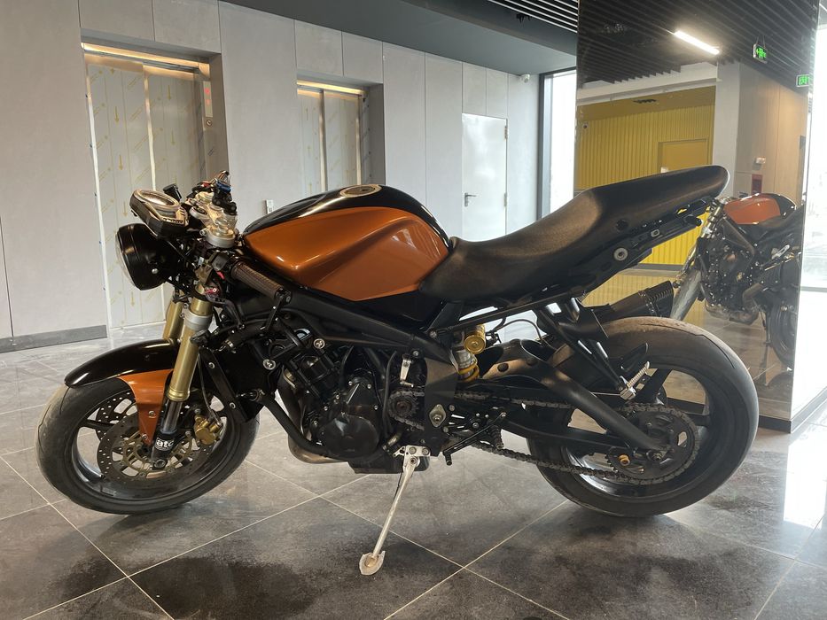Triumph street tripple 675 cafe racer
