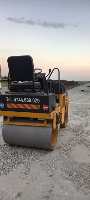 Inchiriez buldoexcavator, miniexcavator, Bobcat, cilindru compactor