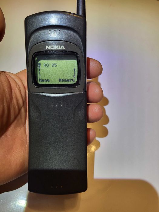 Telefon vechi cu butoane, Nokia 8110 (Banană)