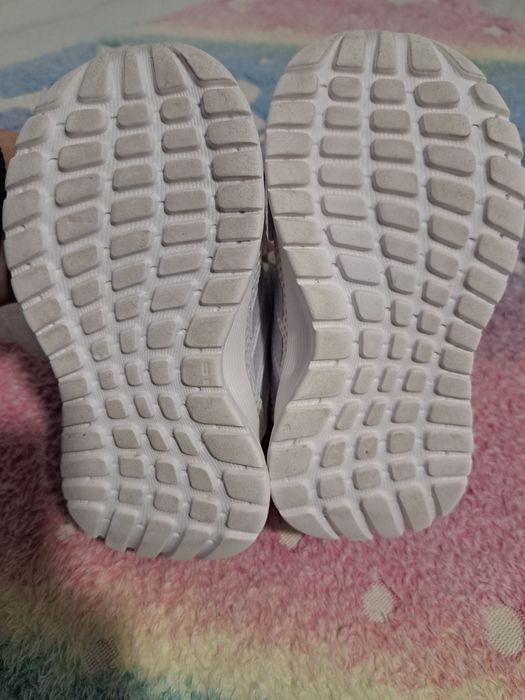 Vand adidasi si trening adidas fetite