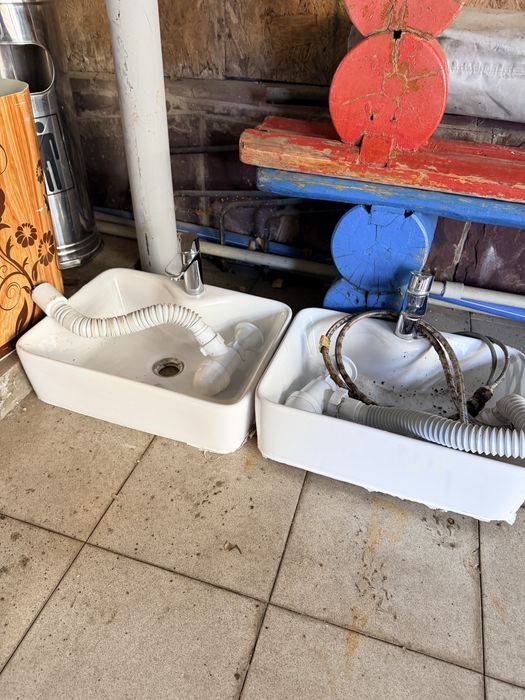 Продам б/у унитазы, раковины, тумбы, перегородки!