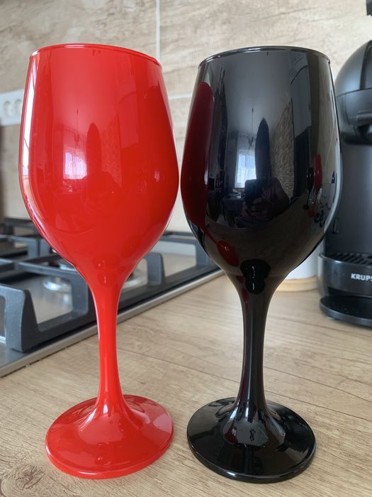 Set 4 pahare vin din sticla rosu / negru