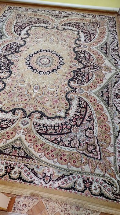 Продам в отличном состоянии ковёр 2.5 × 3 5