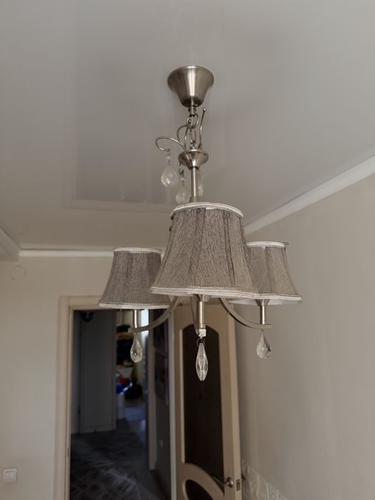 Срочно продам люстру