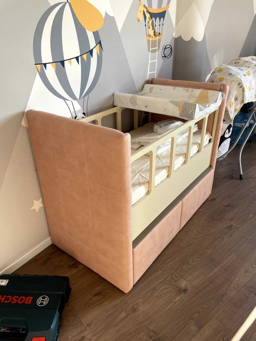 Луксозна дървена бебешка кошара с чекмеджета – розова