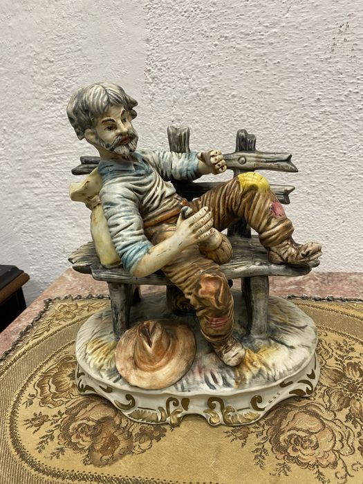 Стара италианска фигура от порцелан каподимонте