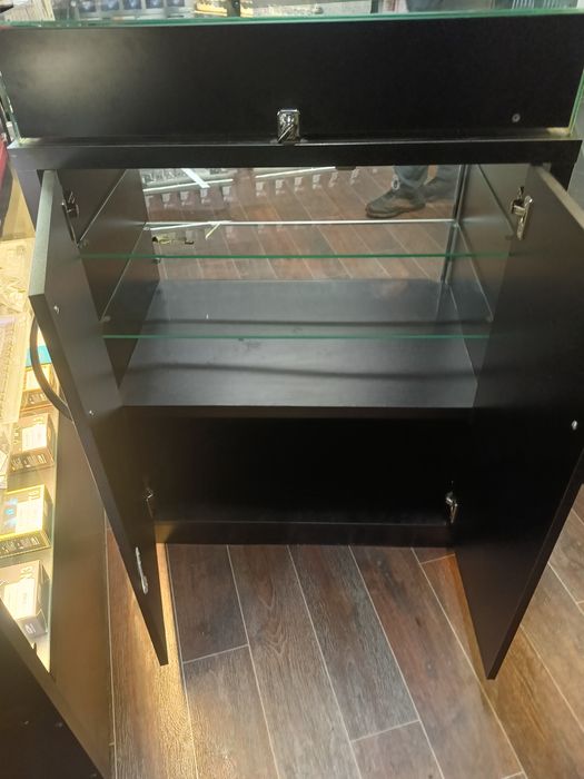 срочно продам витрины в магазин