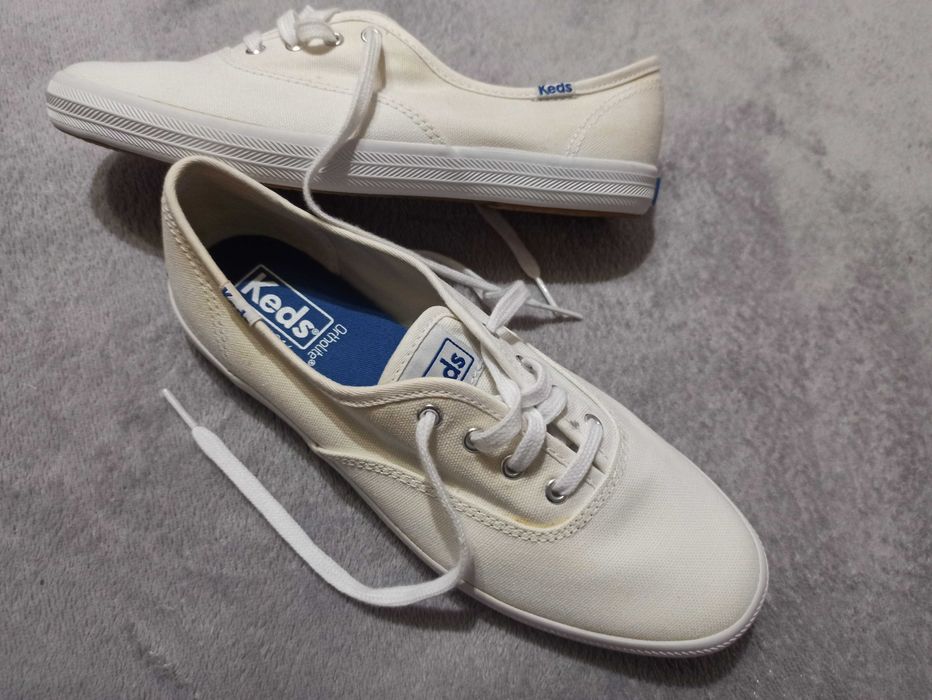 Teniși albi de dama