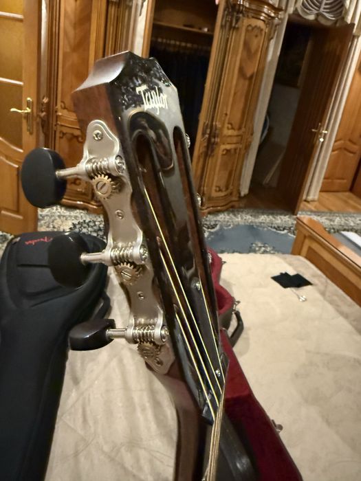 Электроакустическая гитара Taylor