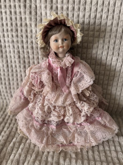 Papusă din porțelan