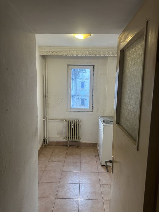 Proprietar vand apartament semidecomandat.
