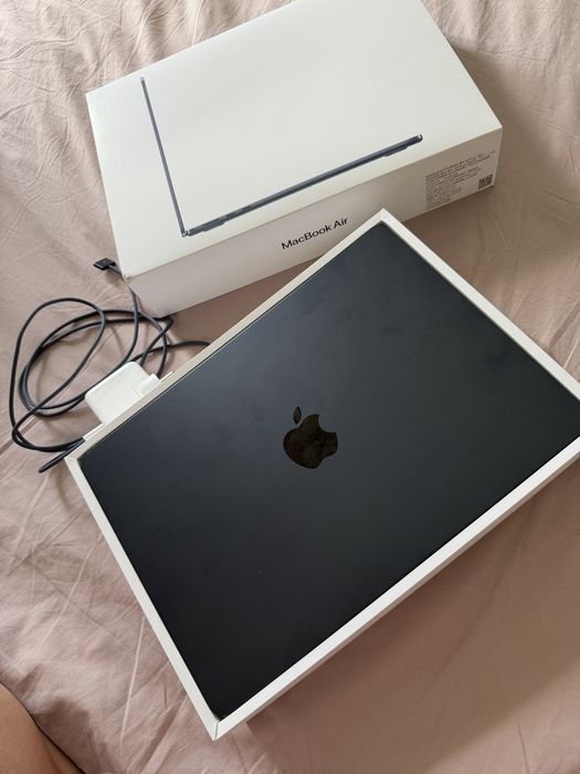 Macbook Air 13 , 2025 , 16 GB SSD 256 GB