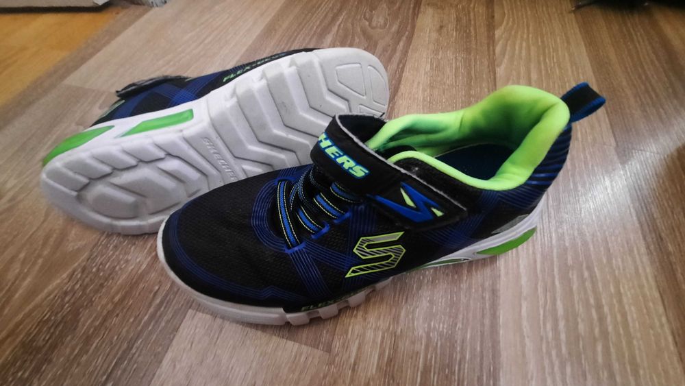 Adidasi Skechers marimea 34, stare foarte buna