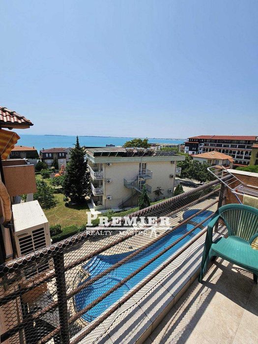 Обзаведен тристаен апартамент в Свети влас с гледка към морето