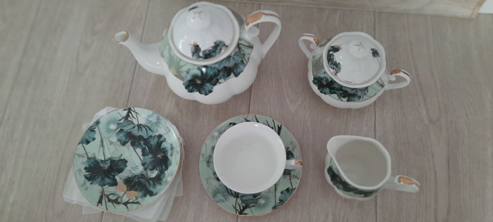 Продам фарфорный чайный сервиз