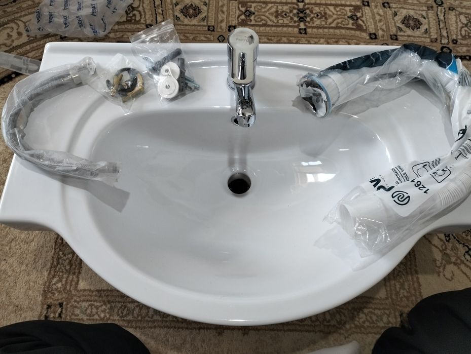 Раковина с зеркалом и мебелью