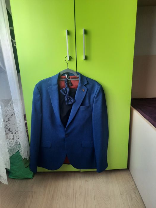 Vând costum bărbați stare foarte bună