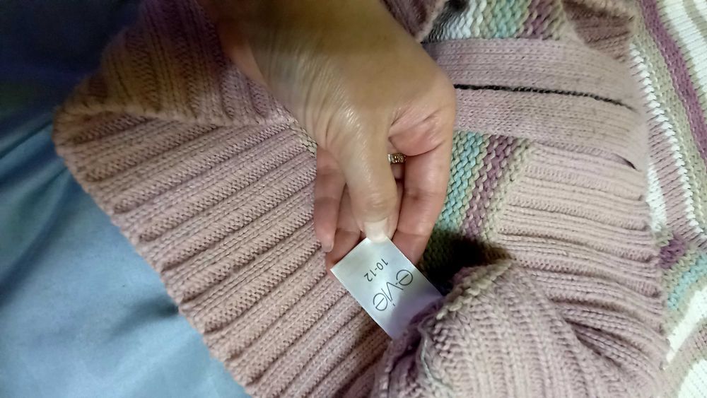 Pulover dama Evie UK cu dungi roz-albe, guler si fermuar