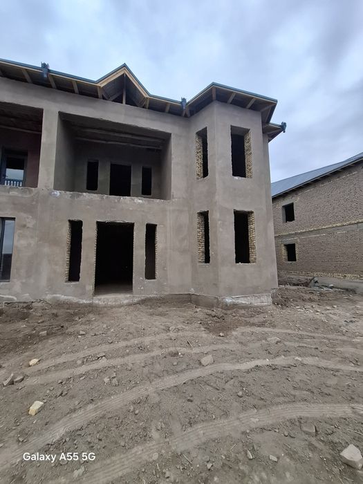 2 qavatli uy sotiladi.