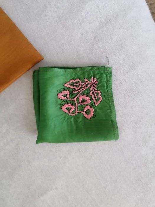 Малко каре с бродерия