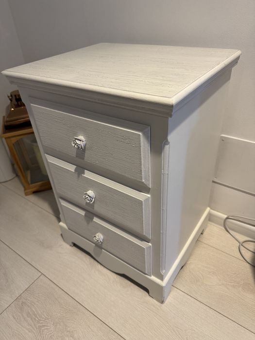 Set 2 noptiere din lemn alb cu patina gri 40 cm x 34 cm x 59h