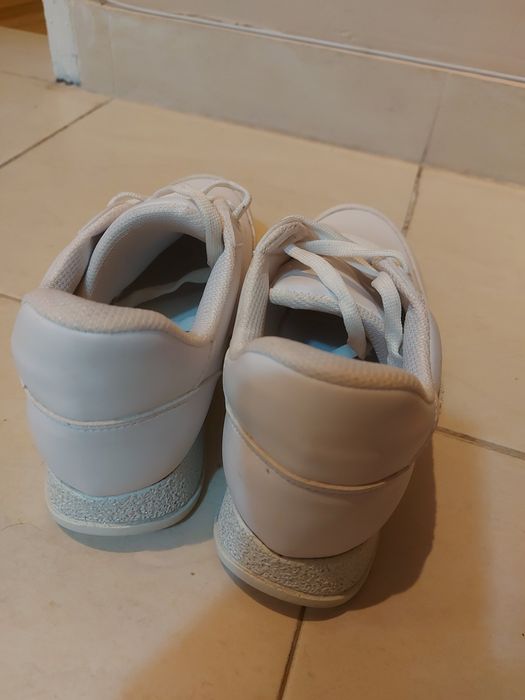 Бели маратонки с лек брокат