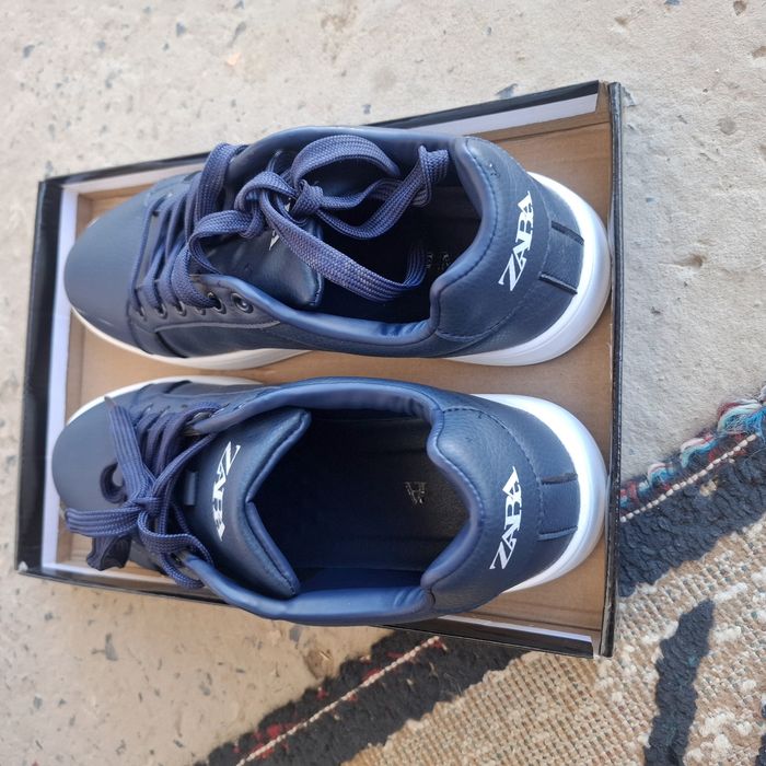 Аяқ киім сатылады