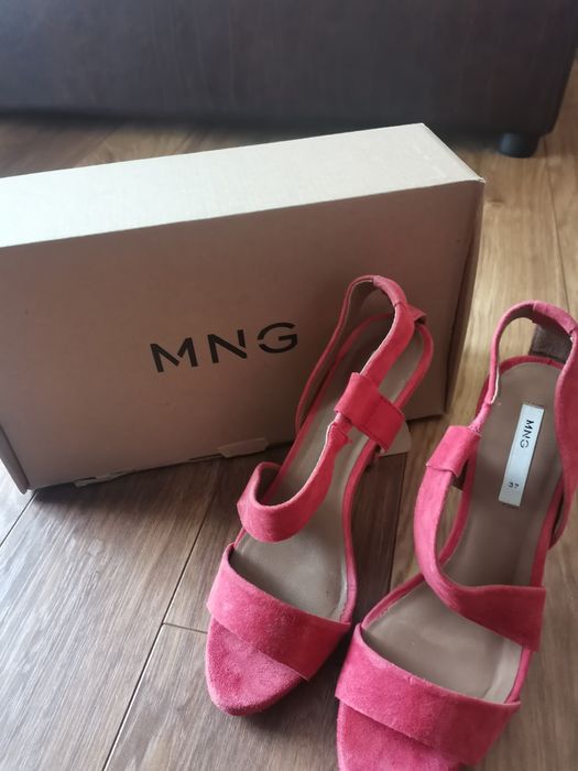 Дамски сандали на висок ток.