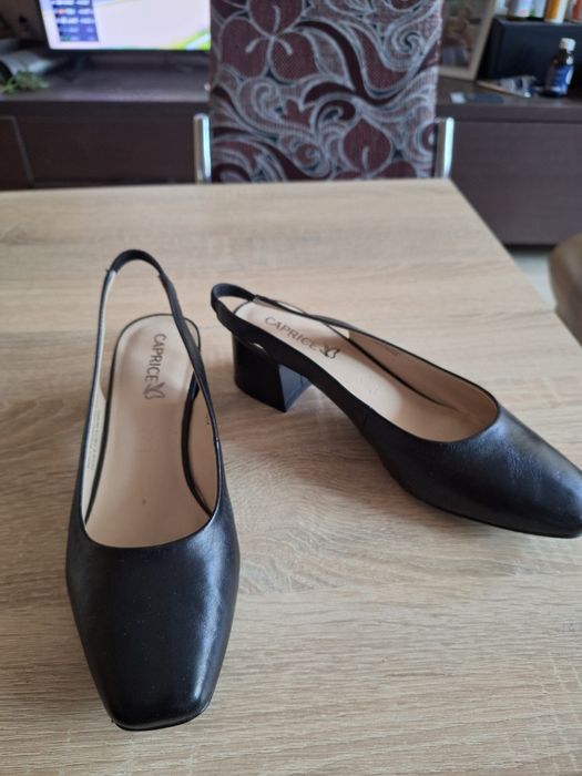 Черни Обувки на Ток Caprice