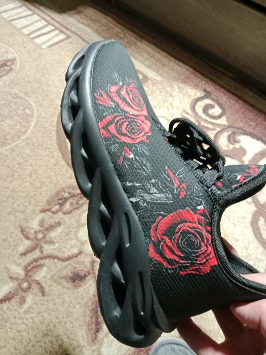 Кроссовки новые, классные