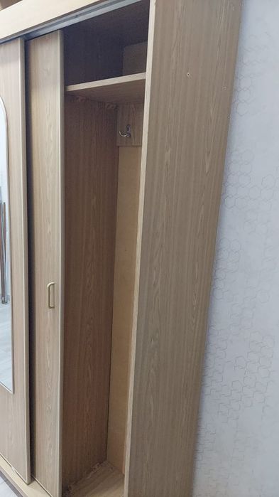 Шкаф для одежды с зеркалом